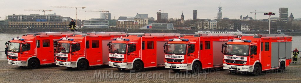 Neue LF`s fuer Koeln Uebergabe in Koeln Deutz an den Wachen  P103.JPG